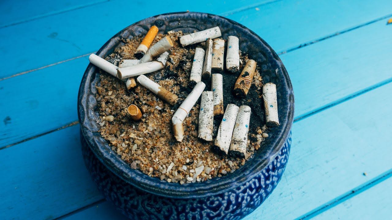a full cigarette ashtray